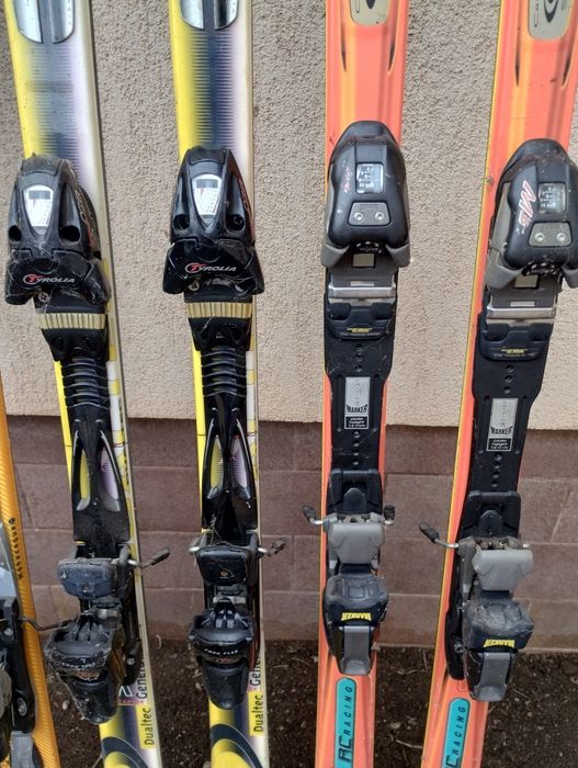 Vând schiuri. Au între 1.6 metri și 1.85 metri.