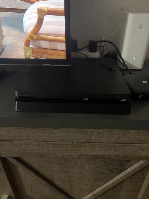 Playstation 4 slim  1Tb с игри и джойстик