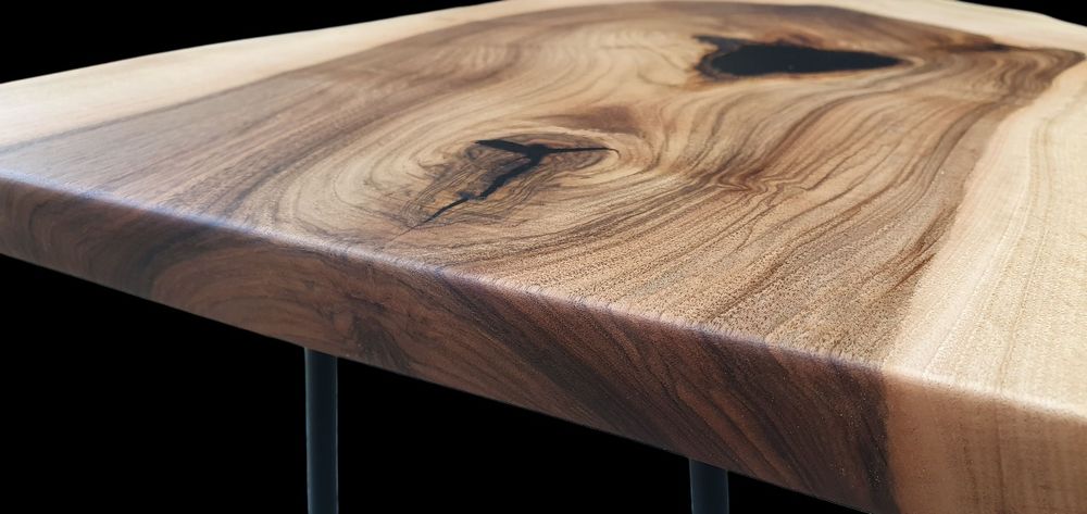 Масa за кафе. Масив орех с черна епоксидна смола.