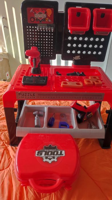 Масичка с инструменти и куфарче