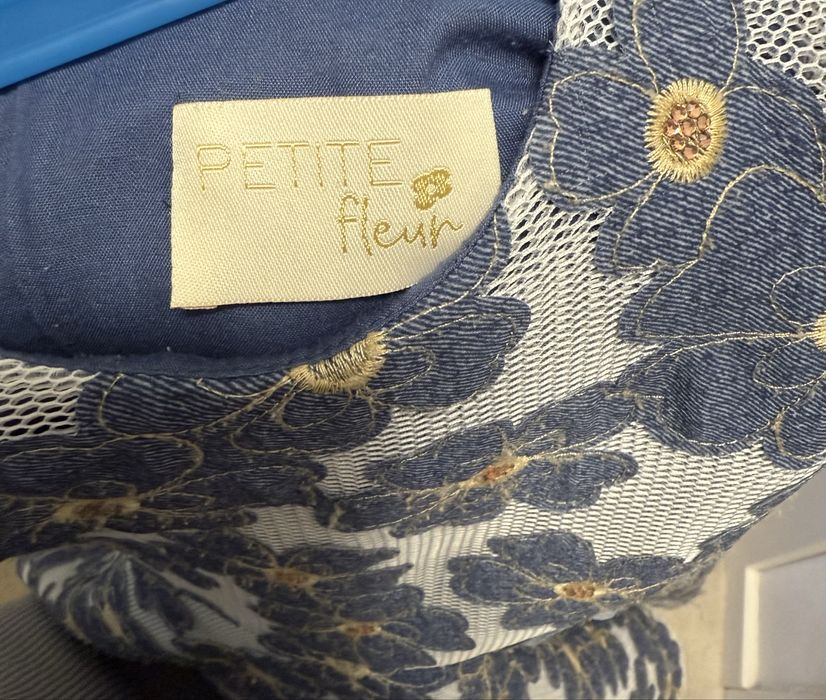 Детска рокля Petit Fleur – светлосиня с цветя – размер 4–5 години