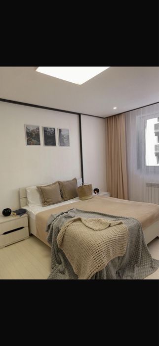 Кровать с двумя тумбами