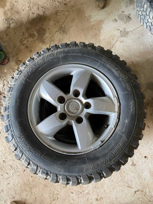 vand 4 jante cu anvelope Kia Sorento 2002-2009 si pentru alte marci