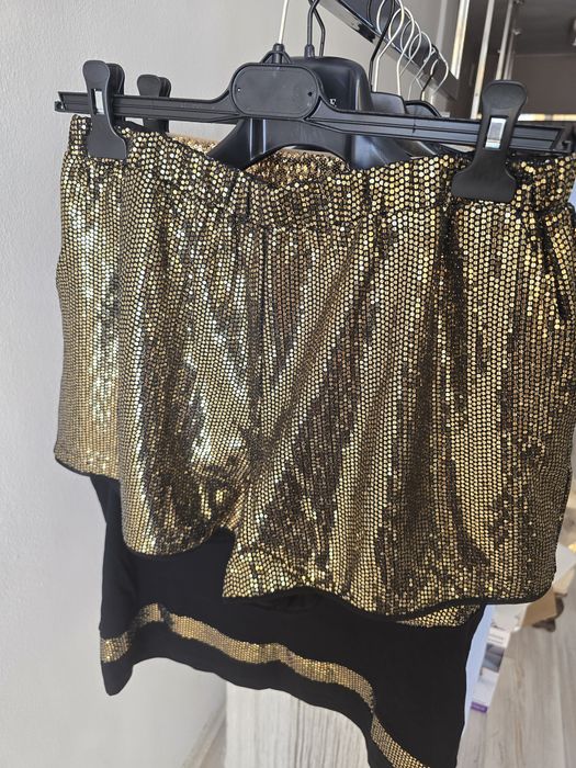 Комплект Twinset, къси пайетени златни панталони и топ,нови!