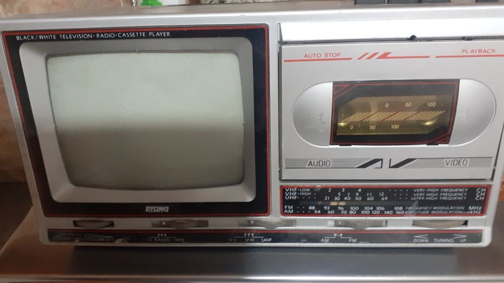 3 в едно телевизор, касетофон, радио  всичко работи само антената липс