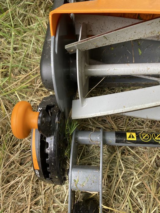 Masina manuala de tuns iarba Fiskars