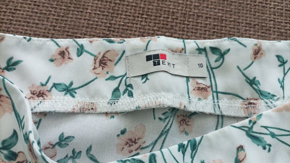 Ефирна къса лятна риза, бяла на цветя