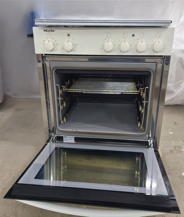 Фурна за вграждане Miele + плот Miele