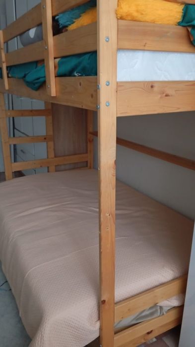 Кровать деревянная