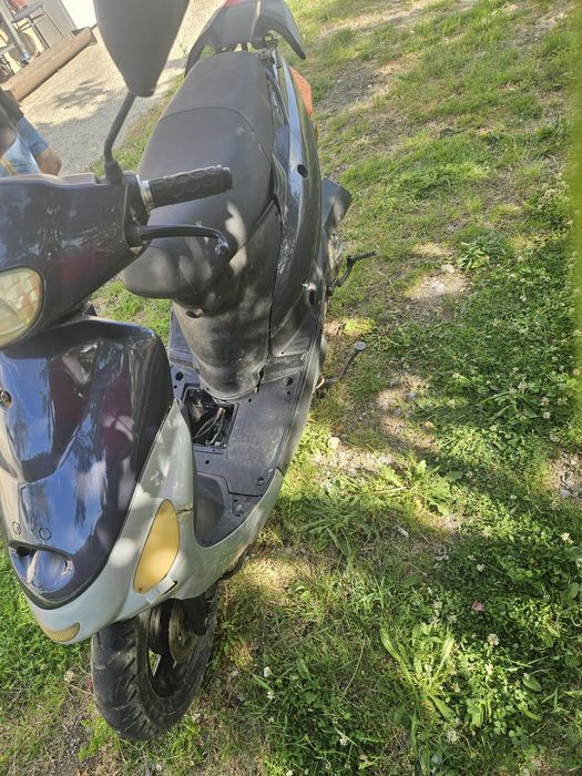 Scuter 49cc, stare buna de funcționare doar trebuie făcută pedala sau sa baterie și electro motor dau și toate piesele care le am a lui!!..