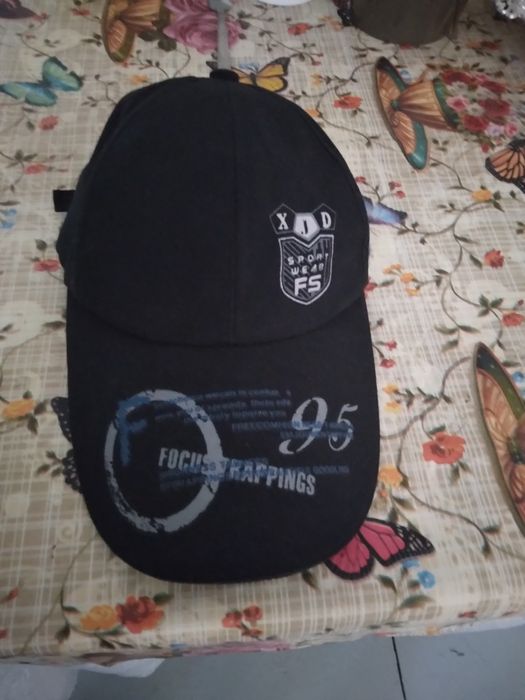 Vând șapcă ieftin la 30 de lei