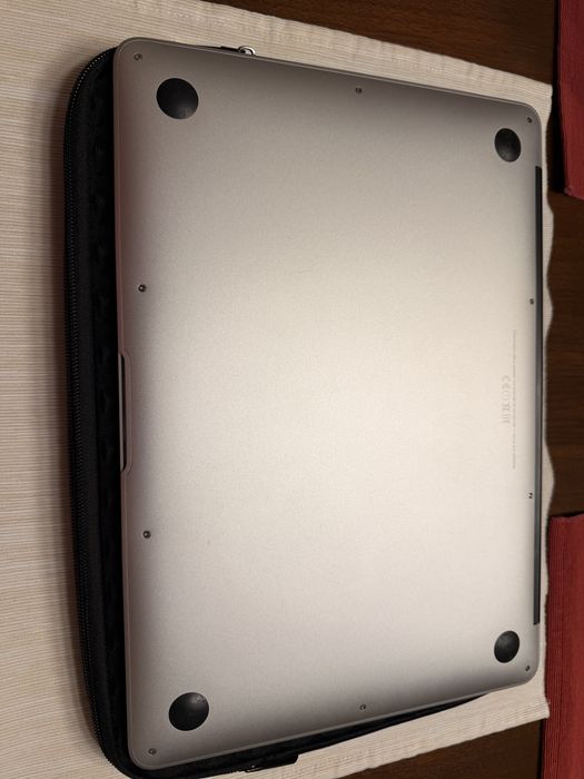 Macbook Air 13” (Early 2015), stare foarte buna, 250 GB SSD,4 G RAM