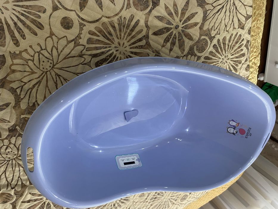 Продам ванночку для купания с горкой