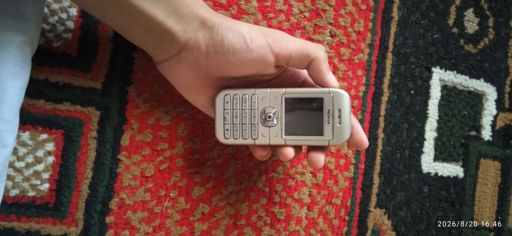 Knopkali telefon sotiladi