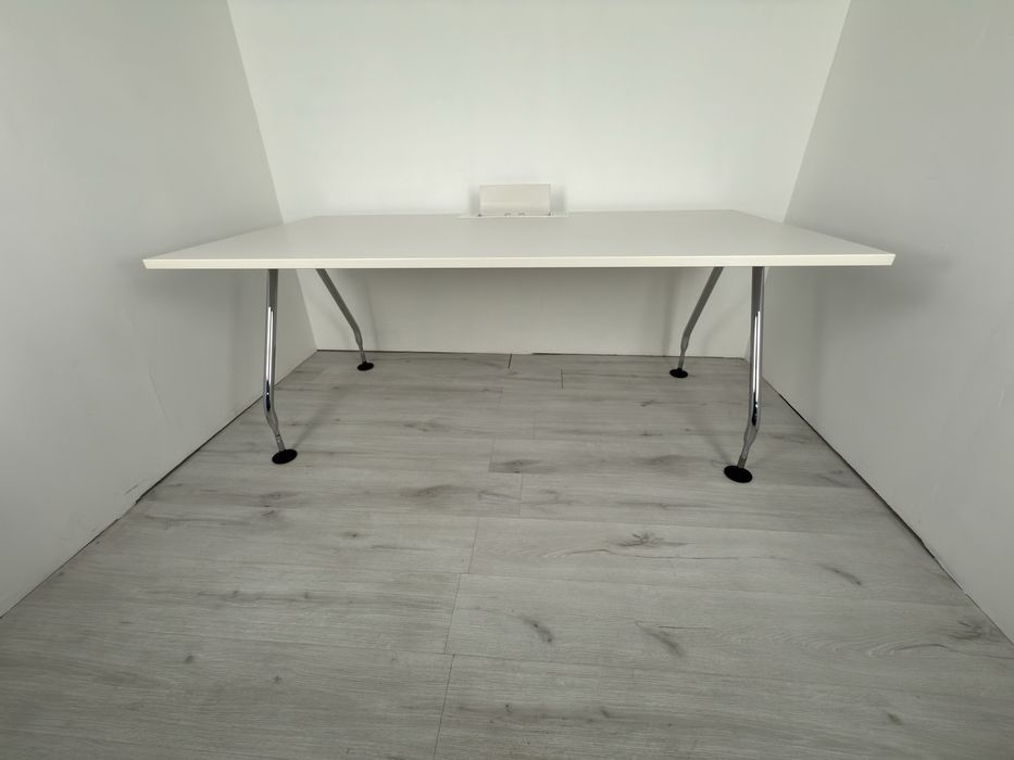 Бюро от марката  на Vitra Ad Hoc Design обзавеждане