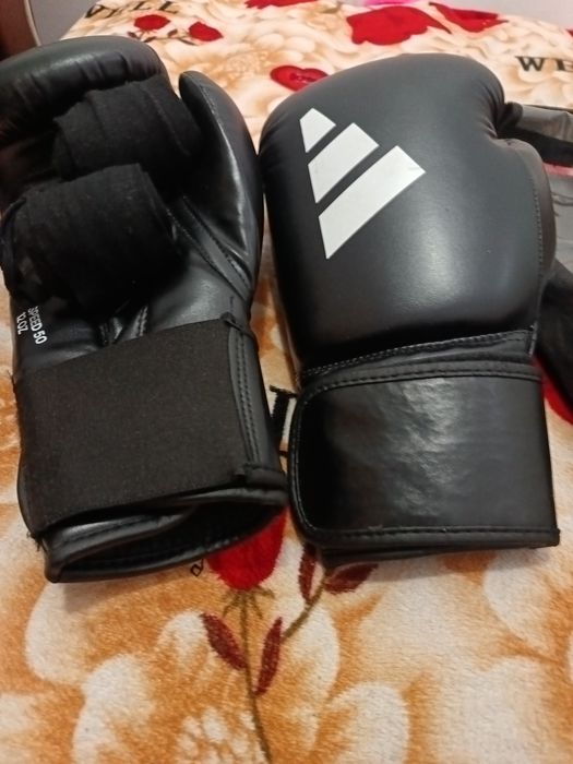 Mănuși de box 12 oz + doua perechi de bandaj mănușile folosite putin