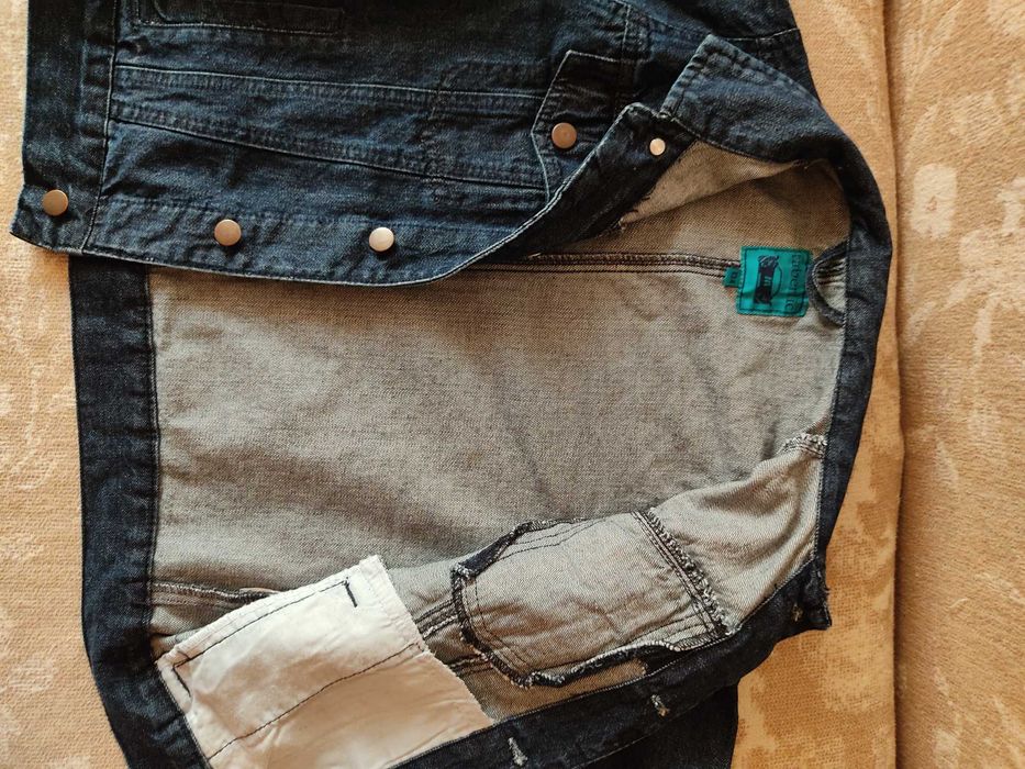 Продам одежду(джинсовую куртку )на мальчика.