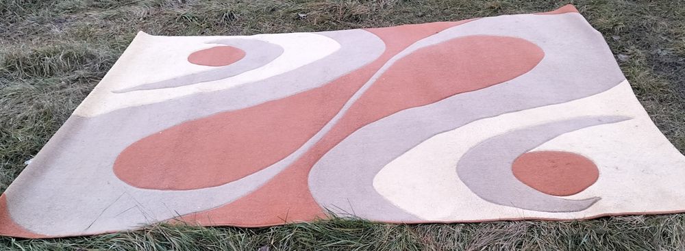 Vând covor mare nou,  curat spălate preț  200  lei  metri  3,45x2,25