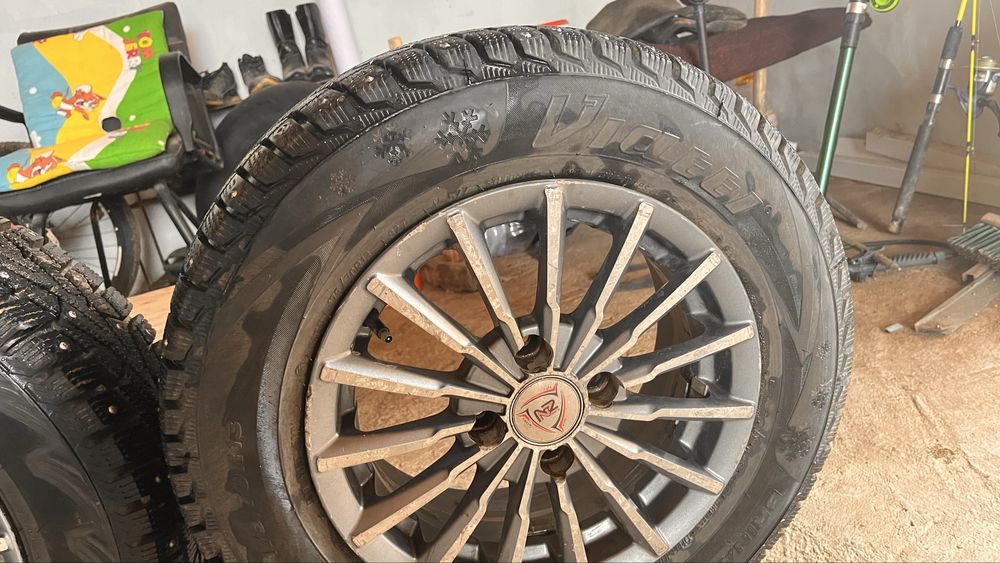 Продам косплект шин с титанкой