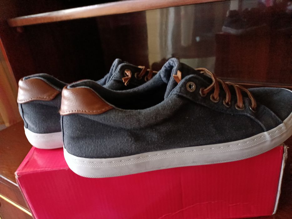 Tenisi de panza Graceland noi , 39