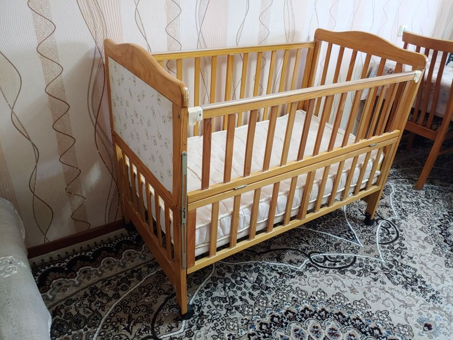 Детская кроватка из натурального дерева — компактная и прочная