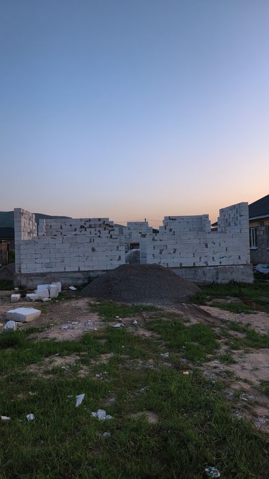 Продам участок с недостроенный дом