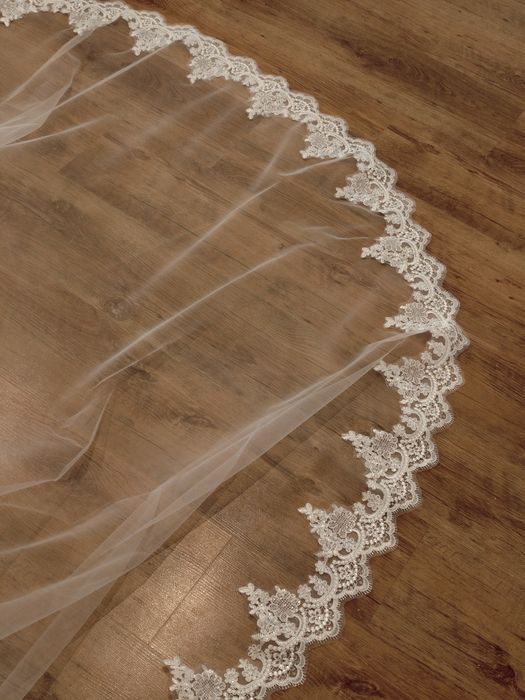 Vând Voal Mireasă Handmade (3x3m) 
Vând voal lucrat manual, dimensiuni 3x3m, cu broderie din paiete foarte strălucitoare.
Disponibil: 1 bucat