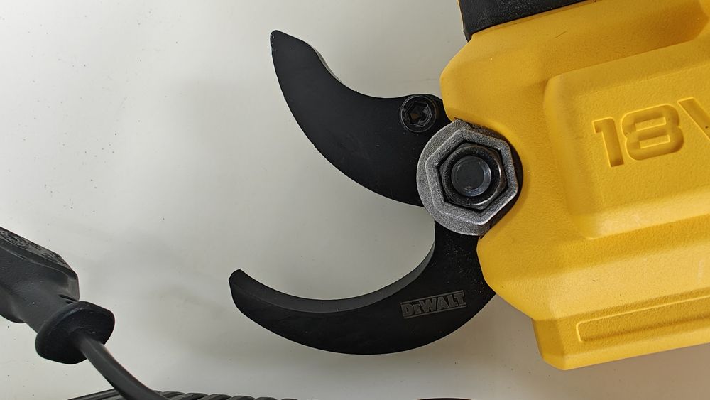 DeWalt DCMPP568N - Foarfeca de gradina pentru crengi cu acumulator si incarcatir