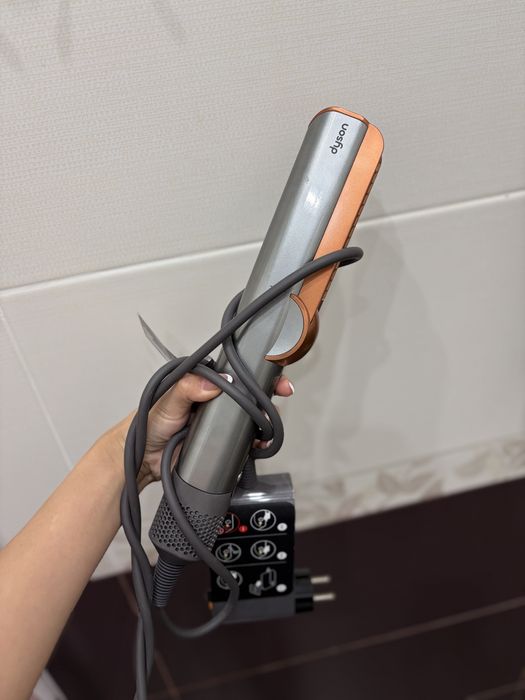 Dyson Airstrait
