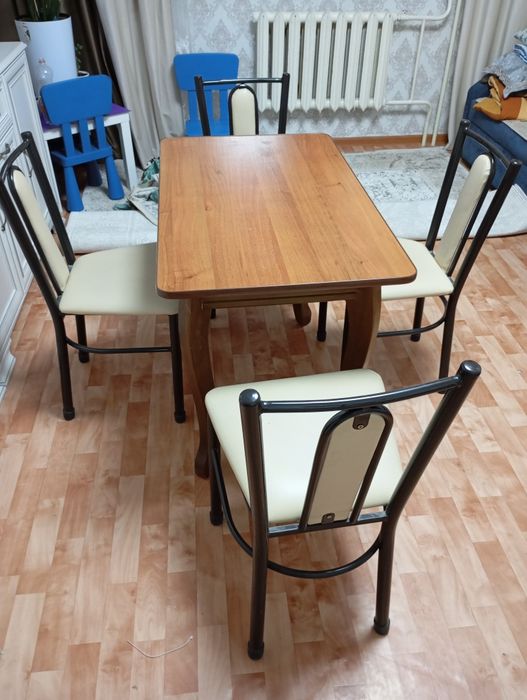 Продам стол со стульями в хорошем состоянии