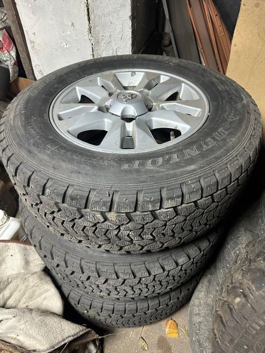 Продам 3 колеса и 4 диска.