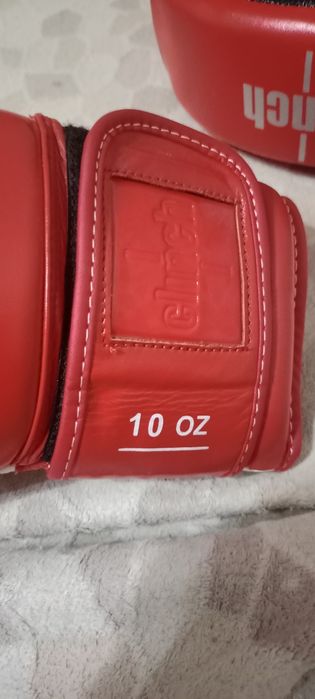 Боксерские перчатки и шлем