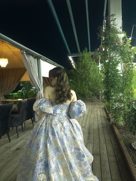 Голубое вечернее платье в узорами