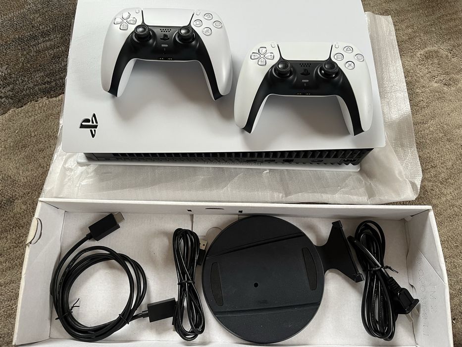 Продам PS 5 новый с двумя жестиками
