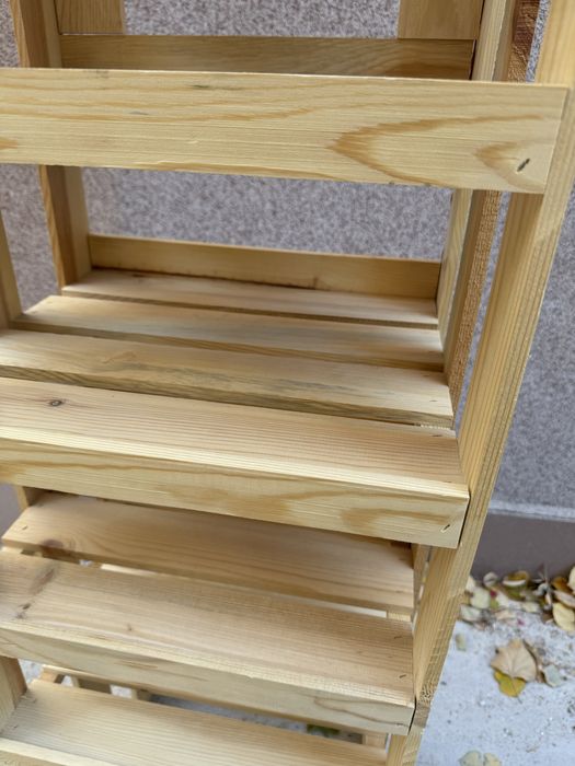 Дървен рафт за магазин