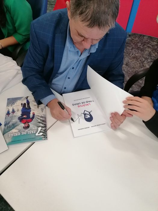 Carte Marius Lăcătuș