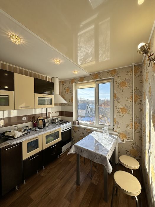 Продается В ЦЕНТРЕ ! 3 этаж, не угловая !