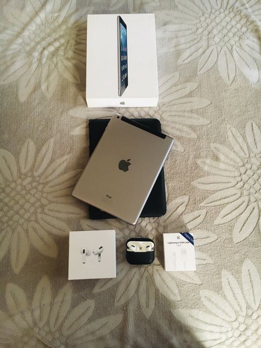 Оригинальный Apple iPad Air в одних руках+наушники Apple AirPods Pro