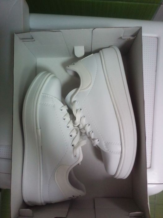 Sneakers albi trendyol, noi in cutie