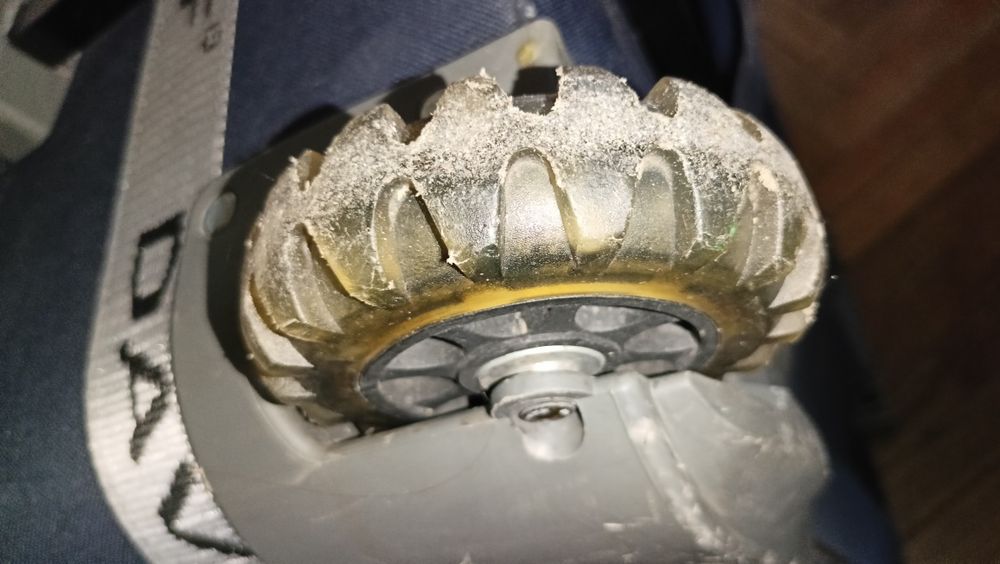 Чемодан двухколёсный 75 см на запчасти. Чит.описание