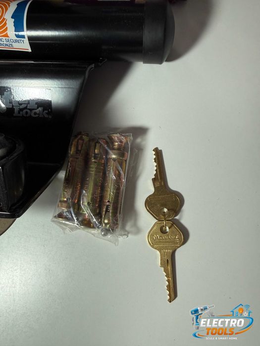 Kit pentru incuierea usilor de garaj Master Lock, 1488EURDAT