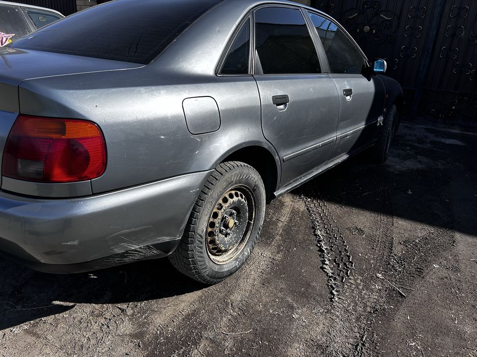 Машина Ауди А4 1999 года