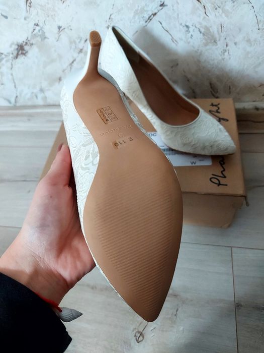 Чисто нови обувки на висок ток