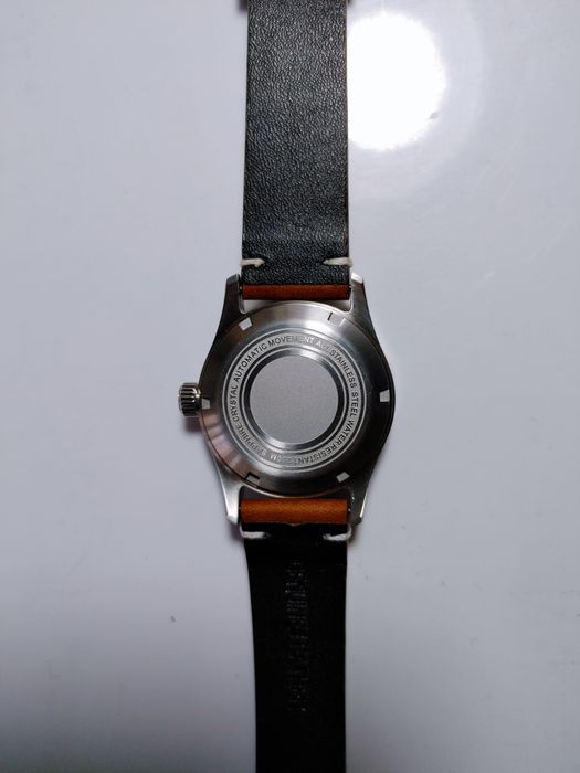 Часы механические с возможностью ручного завода и автоподзавода.