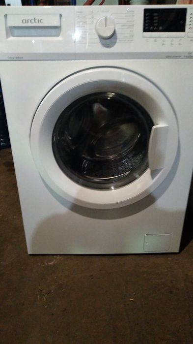 Vând mașină de spălat Arctic 8 kg motor inverter