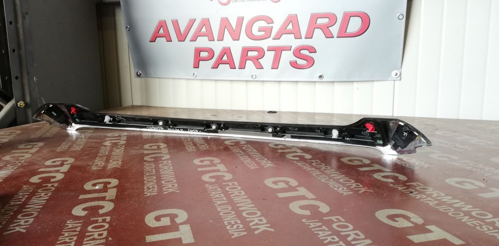 Лайстна за преден капак Toyota Hilux 2015-