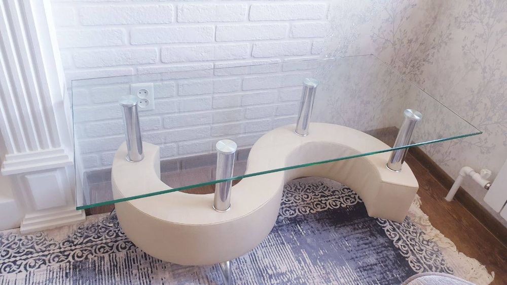 Стеклянный столик