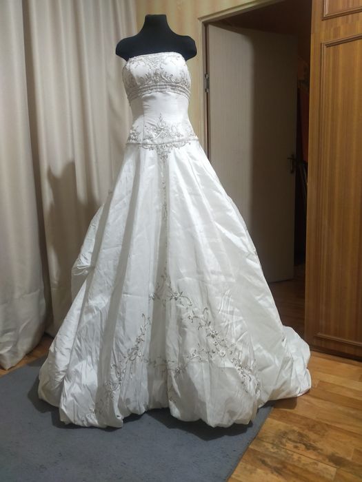 Платье свадебное размер 34-36, со шлейфом, производство Франция в отл