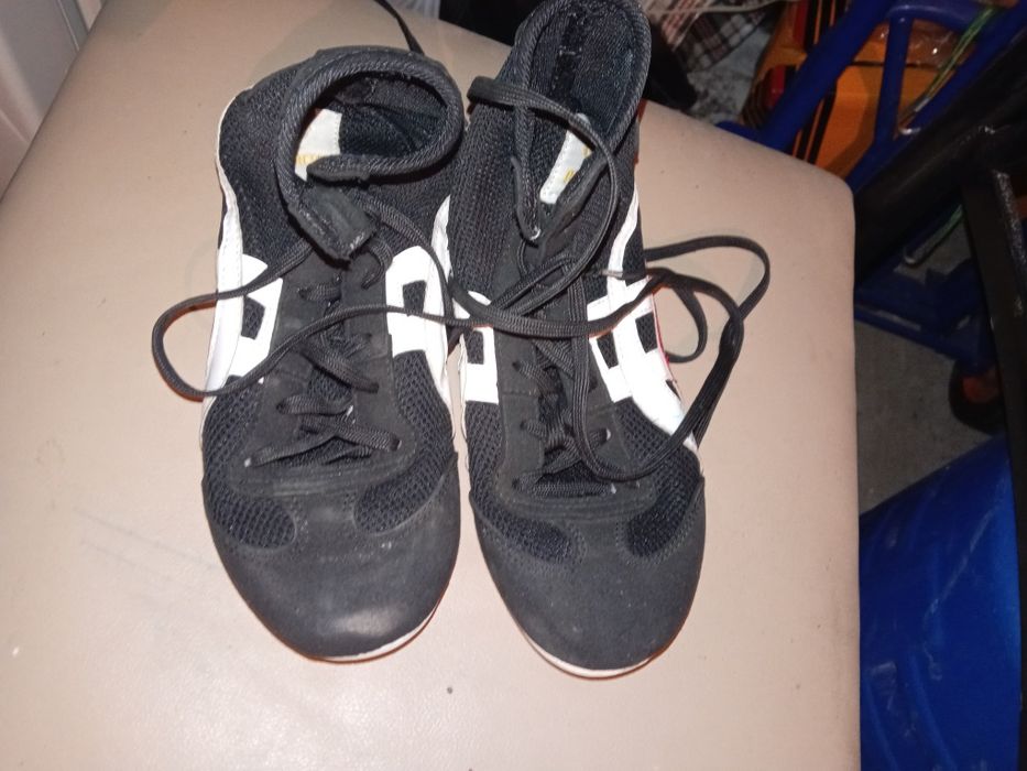 Боксерки, спортивная обувь.