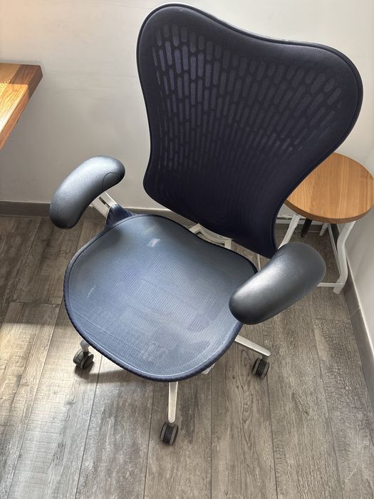 Scaun Ergonomic Herman Miller -  Mirra 2 - albastru ultramarin. Stare excelenta.